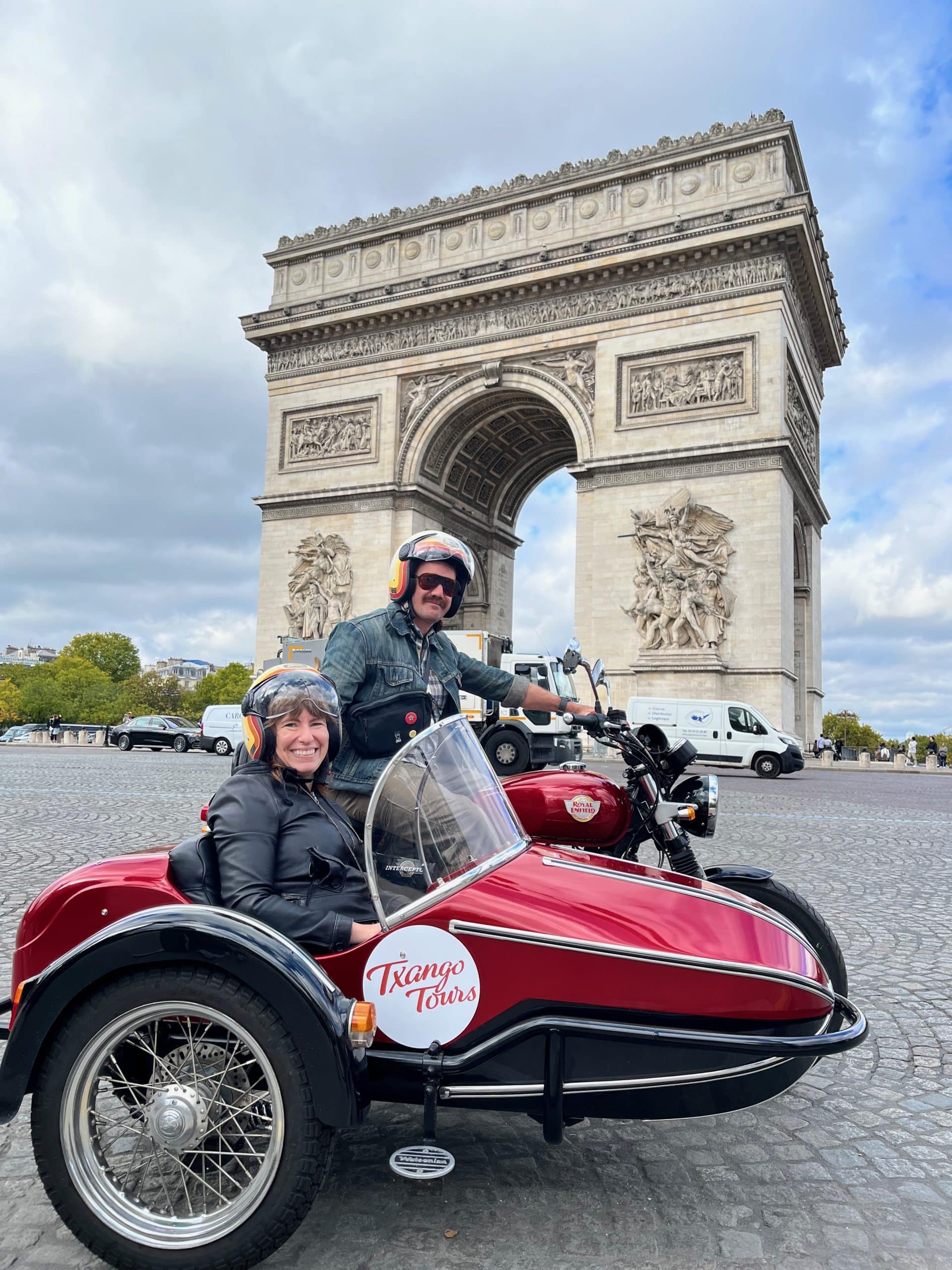 Couple at Arc de Triomphe