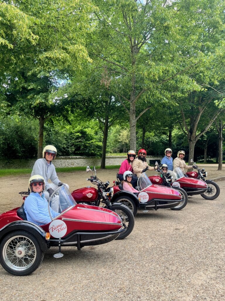 Une famille à Versailles en sidecar!