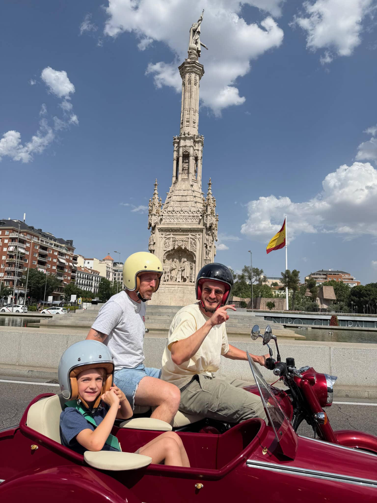 Un père et fils en sidecar à Madrid