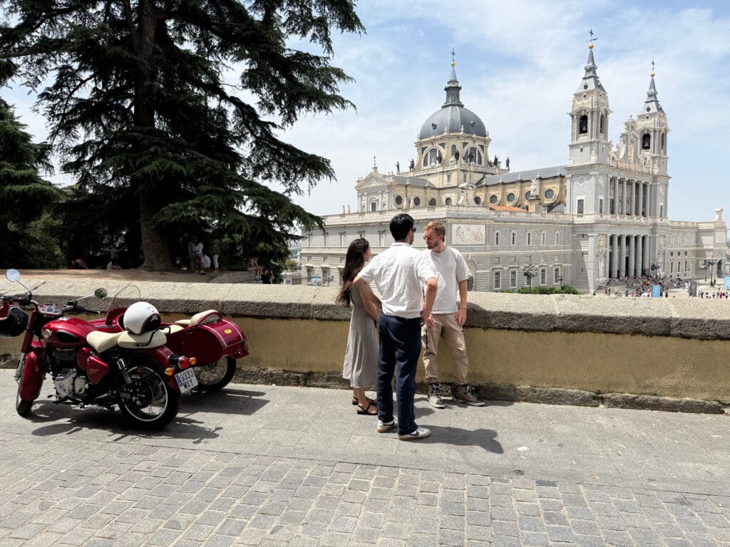 La beauté de Madrid en retro sidecar